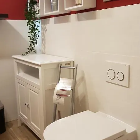 Kleine Gemuetliche Mansardenwohnung Im Suedosten Muenchens 아파트