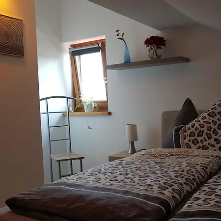 Kleine Gemuetliche Mansardenwohnung Im Suedosten Muenchens 아파트