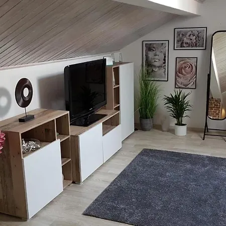 Kleine Gemuetliche Mansardenwohnung Im Suedosten Muenchens Apartman
