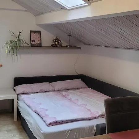 Kleine Gemuetliche Mansardenwohnung Im Suedosten Muenchens Apartman Assling